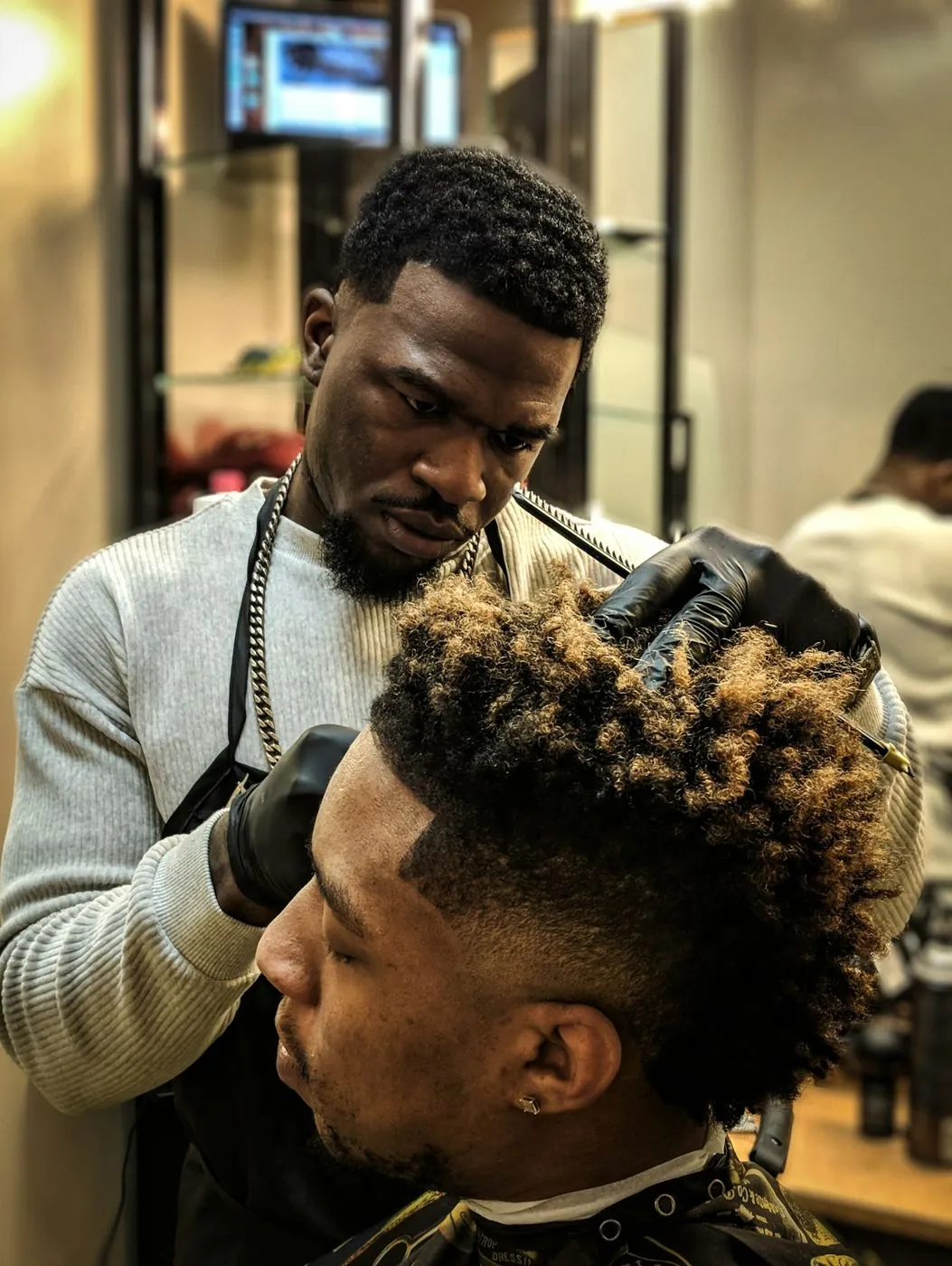 Barbier en train de couper les cheveux d’un client